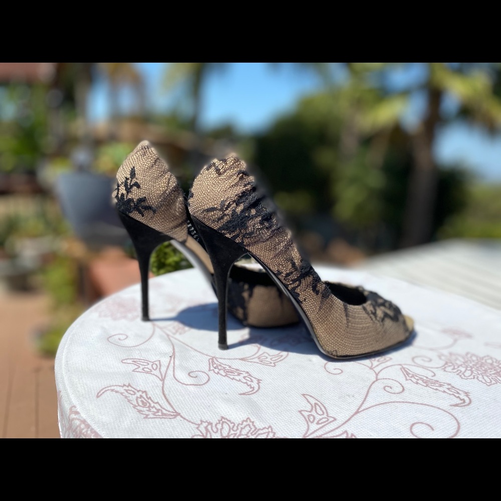 Valentino lace pump GORGEOUS!